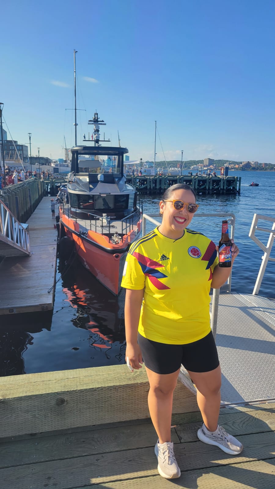 Nathaline, vêtue d’un maillot de soccer de la Colombie, pose sur une promenade.