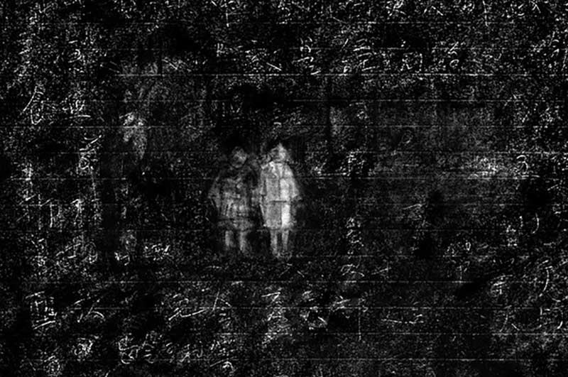 Deux petits personnages occupent le centre d’un arrière-plan noirci au fusain. Dans les parties noircies au fusain, des caractères chinois sont légèrement visibles.