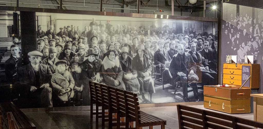 L’un des murs d’une section du Musée est décoré d’un énorme tirage d’une vieille photographie en noir et blanc montrant des personnes blanches dans une grande salle d’attente. Toutes regardent la caméra.