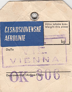 d'une étiquette de bagage estampé avec le mot 'Vienne'.