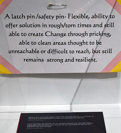 Une épingle de sécurité sur l'affichage comme artefact d'exposition