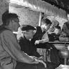 Albert Bekkers et sa famille, dans leur cuisine. Musée canadien de l’immigration du Quai 21 (DI2013.1531.3).