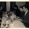 Frank Niesink et Johanna Rensen, prenant le repas, dans la salle à manger du M.S. Seven Seas. Musée canadien de l’immigration du Quai 21 (DI2013.1559.2).