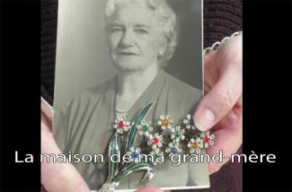 Une belle broche fleurie tient un portrait d’une femme âgée.