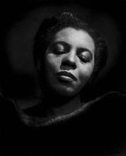 Un portrait photographique de Portia White par Yousef Karsh.