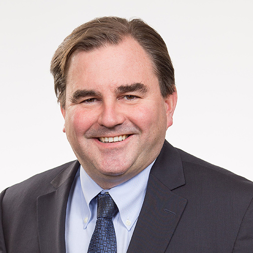 Portrait d’Andrew Molson souriant en complet.