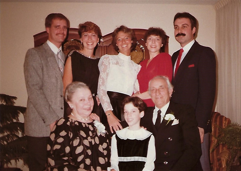 Une famille bien habillée se fait prendre en photo.