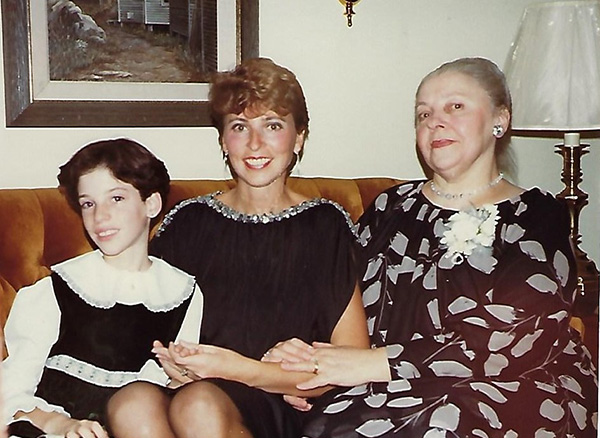 Trois jeunes femmes sont assises sur un canapé.