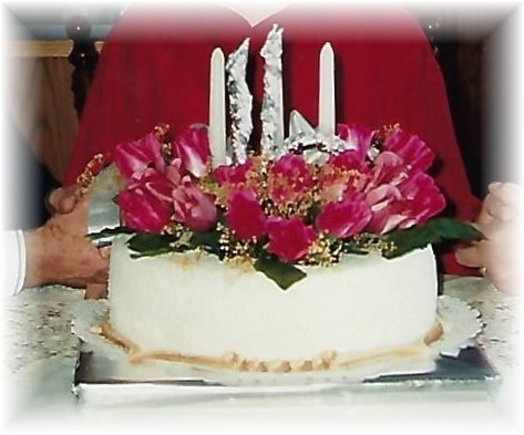 Gâteau décoratif blanc couvert dans roses.