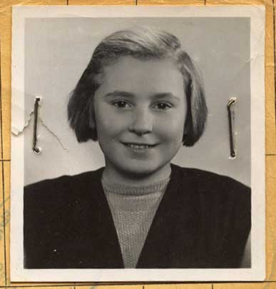 Photo d’une vieille tête attachée sur un papier avec des épingles d’une jeune femme.