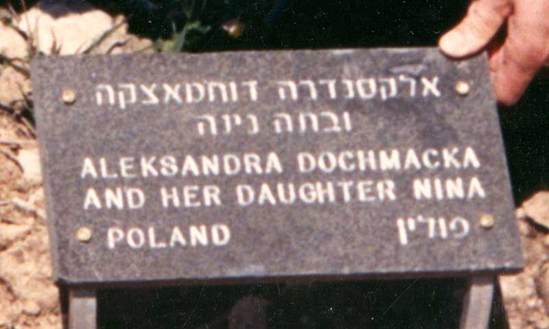 Plaque : Aleksandra dochmacka et sa fille Nina.