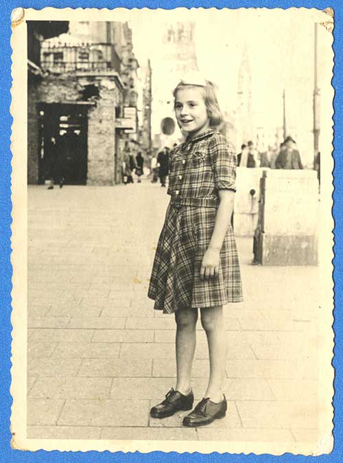 Une jeune fille portant une robe représente une photo.