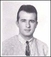 Portrait en buste d’un jeune homme en tricot et cravate.