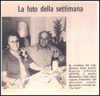 Article de journal italien présentant un homme et une femme, un gâteau et du champagne.