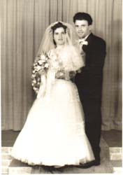 Portrait de la mariée et le marié le jour du mariage, posant devant le rideau.