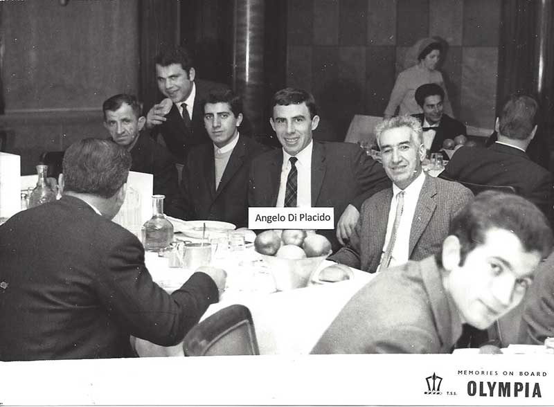 Des jeunes hommes bien habillés assis à table.