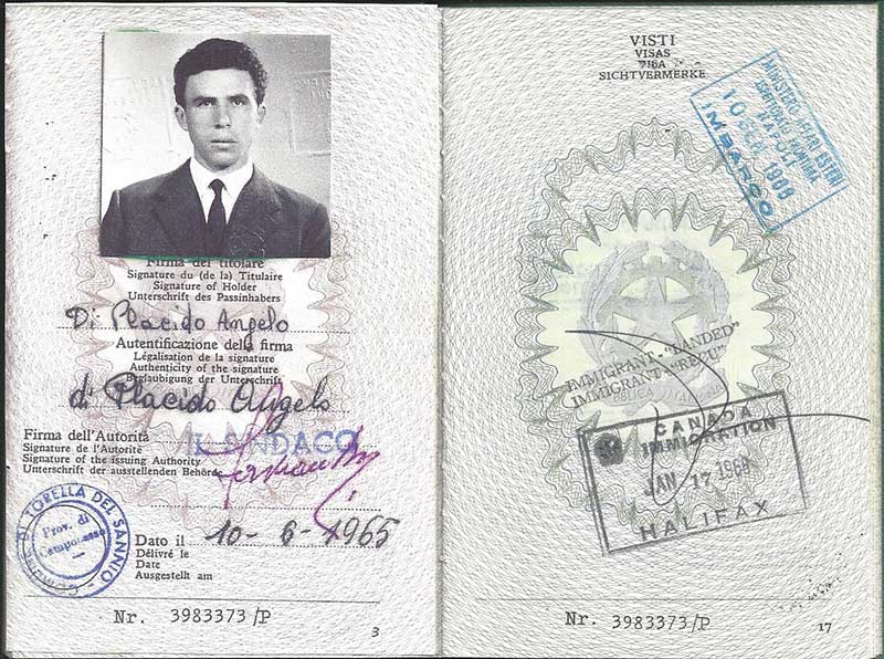Vieux passeport montrant la photo d’un jeune homme.