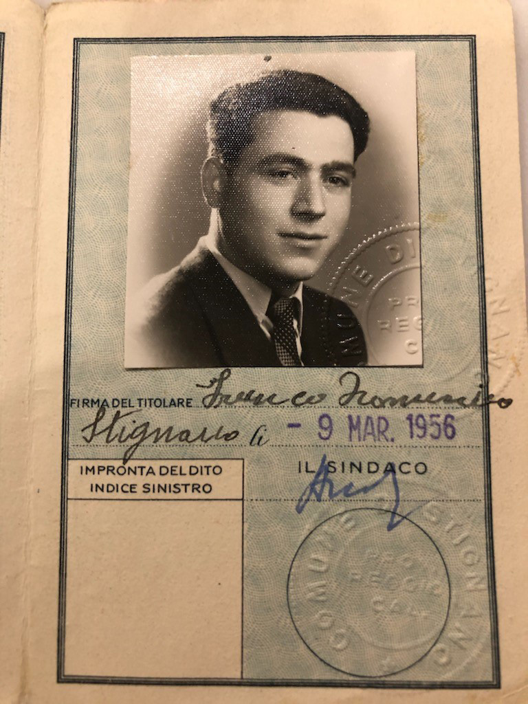 Page de passeport avec photo d’un jeune homme.