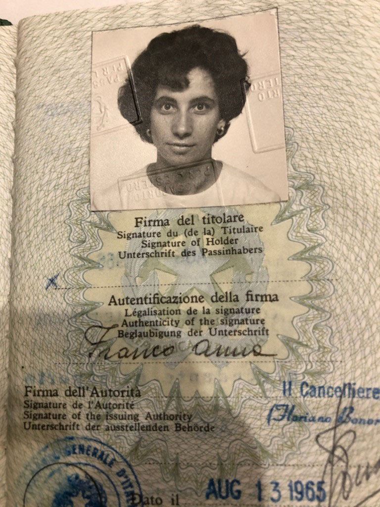 Page de passeport avec photo d’une jeune femme.