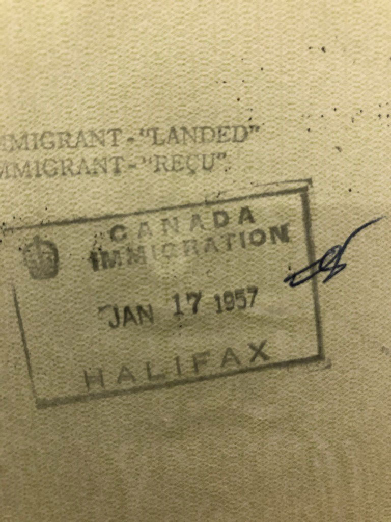 Page de passeport avec timbre de l’Immigration canadienne, datée du 17 janvier 1957.