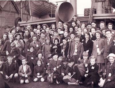 Photographie d’un groupe de jeunes garçons et filles à bord du SS Bayano.