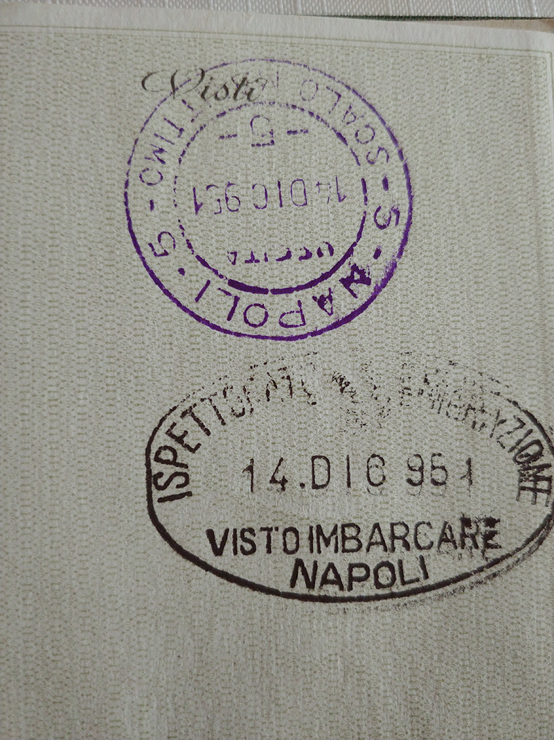 Vieux document de voyage avec l’écriture italienne sur elle.