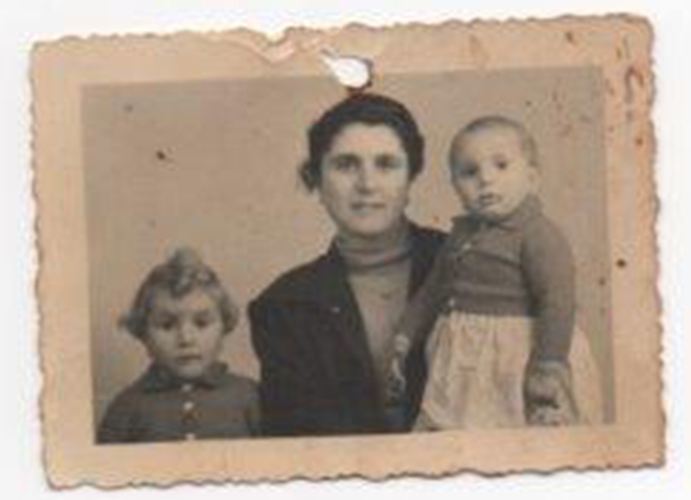Vieille photo de la belle dame avec deux enfants.