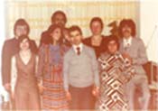 Photographie couleur d’une famille montrant neuf de ses membres.