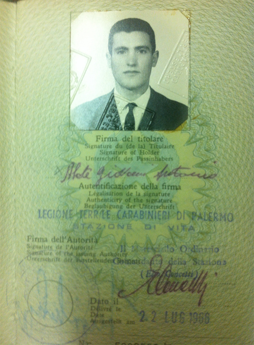 Ancienne page de passeport avec photo et tampon.
