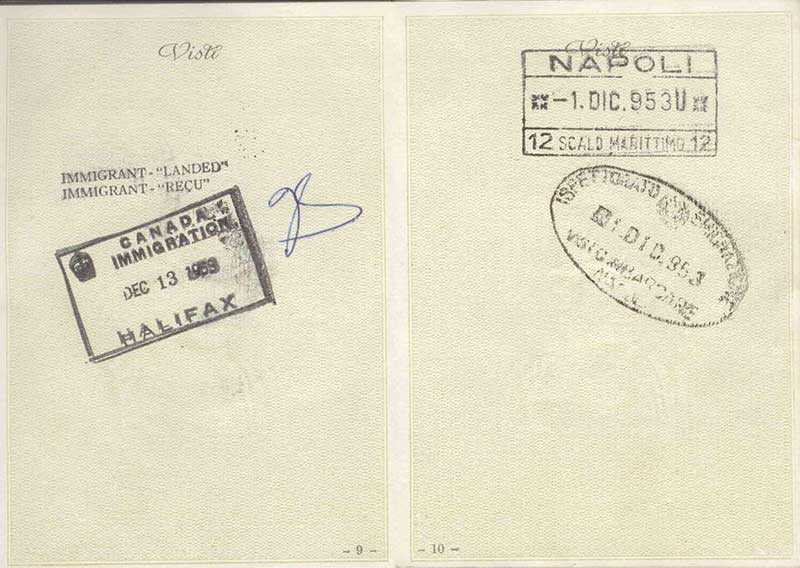 Un document de voyage avec des timbres d’immigration.