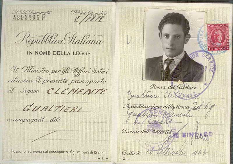 Passeport italien décoloré, ouvert à la page photo.