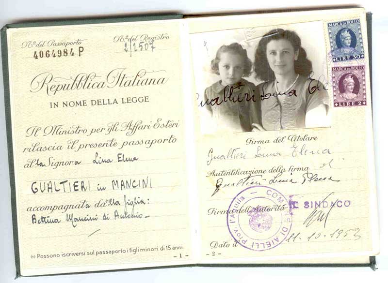 Passeport italien décoloré, ouvert à la page photo.