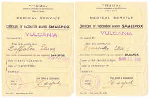 TDeux exemplaires jaunis d’un document médical indiquant  Certificate of Vaccination Against Smallpox  (Certificat de vaccination contre la variole).
