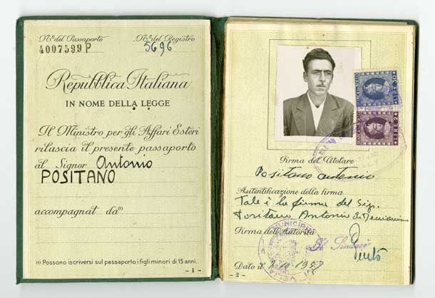 Repubblica copie passeport italien avec des timbres et photo.