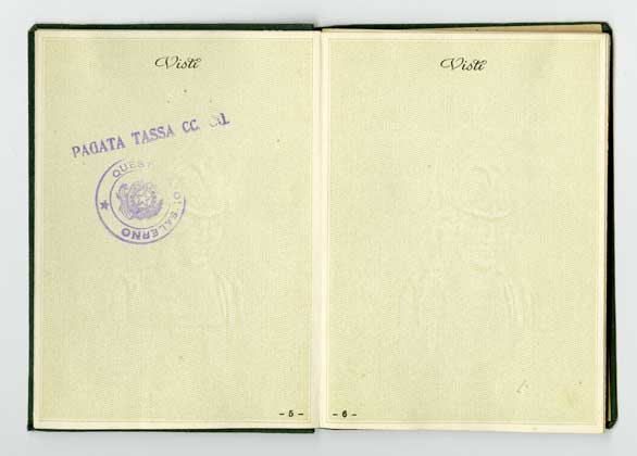Cinquante et sixième page de passeport avec des timbres.