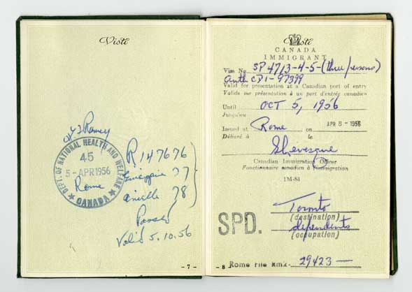 Septième et huitième page du passeport avec les détails de l’immigration canadienne et les timbres.