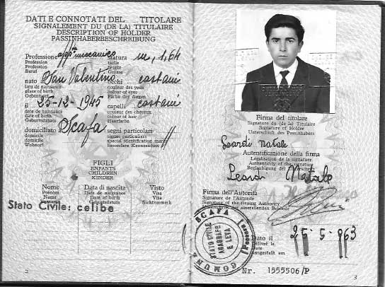 Vieux passeport montrant photo de jeune homme.