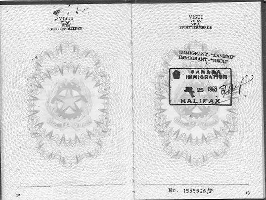 Vieille page de passeport montrant timbres d'immigration.