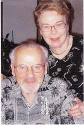 Photographie couleur récente d’Ursula et de Manfred, tous les deux portant des lunettes.