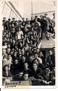 Grand groupe de jeunes hommes à bord du navire Nea Hellas.