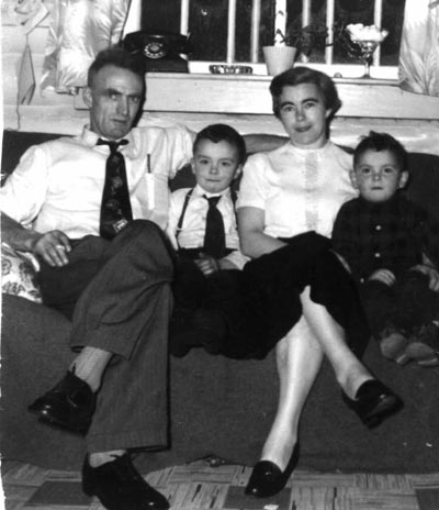 Becky et Chub avec deux petits fils, assis sur le canapé.