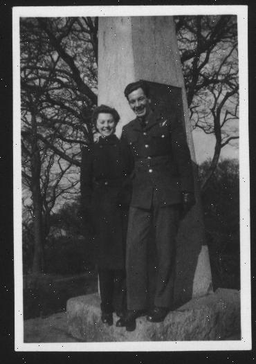 Bill et Jo en jeune couple, debout devant un monument.