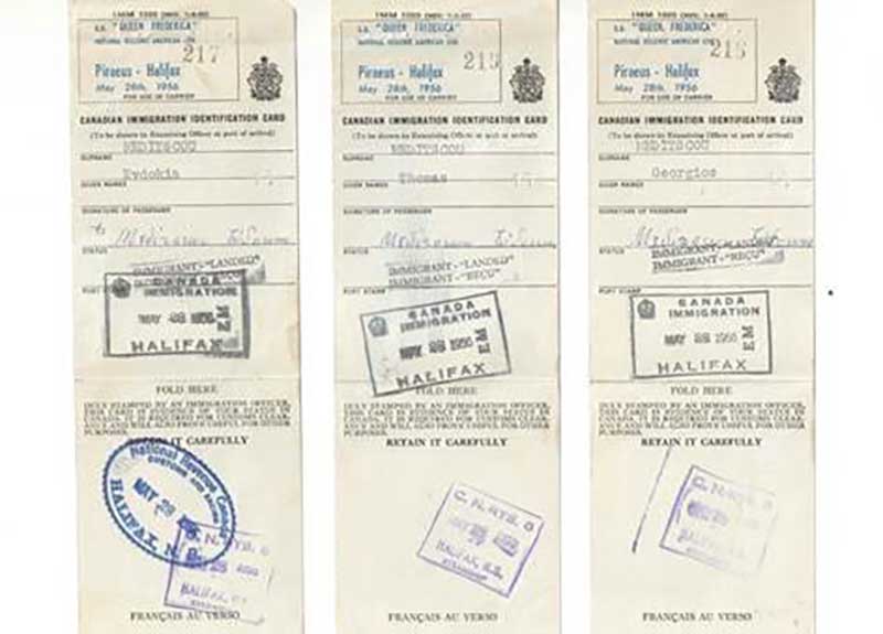 Trois cartes d’identité de l’immigration canadienne avec des timbres.