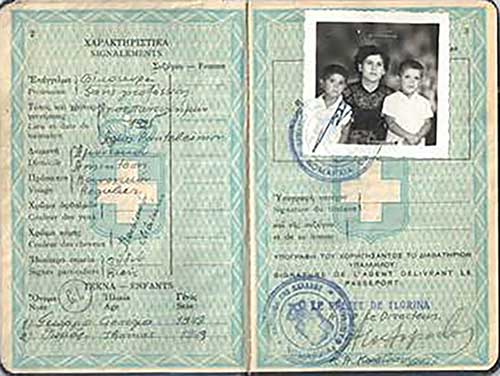 Passeport montrant la page photo avec une femme et deux enfants.