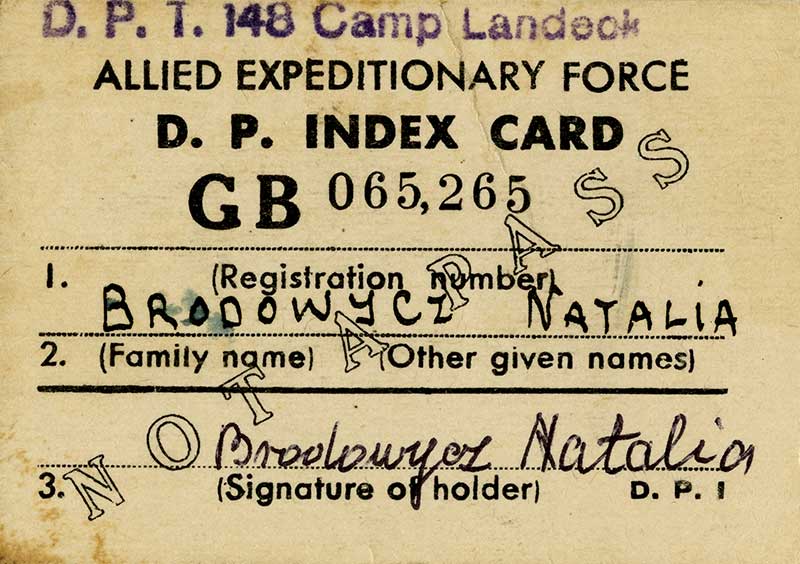 Ancienne carte jaune pour personne déplacée sur laquelle se trouve le nom de Natalia Brodowycz.