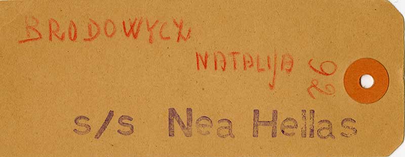 Le porte-adresse jaune de Natalia sur lequel se trouve un tampon du S/S Nea Hellas et le numéro 92.