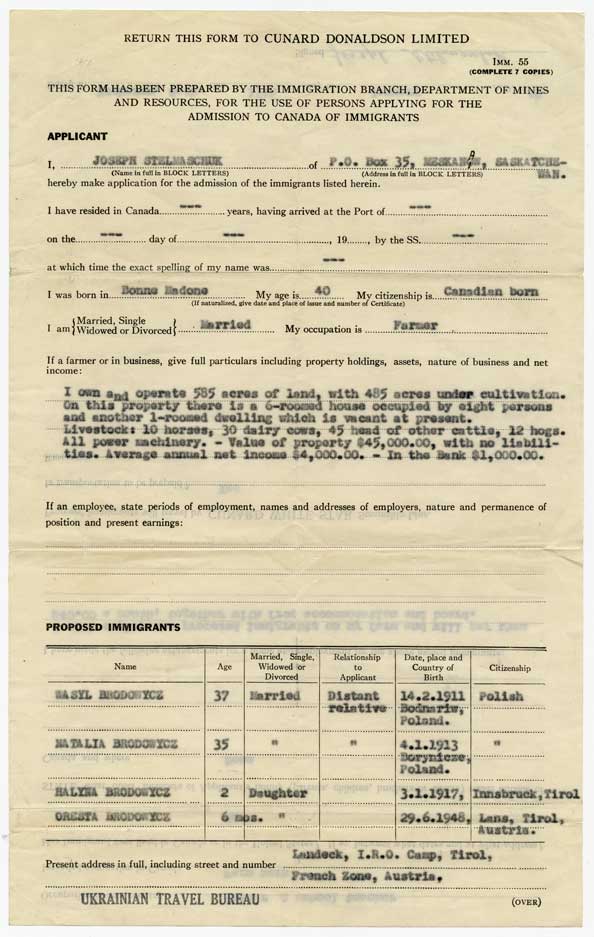 Un ancien formulaire d’admission au Canada pour les immigrants sur lequel se trouvent les informations du demandeur.