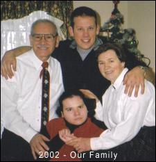 Bruno, sa femme et ses enfants photographiés devant un arbre de Noël.