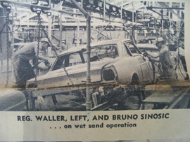 Article de journal montrant Bruno et un collègue de travail dans une usine de voitures. 