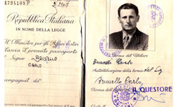 Passeport italien montrant la page de la photographie du jeune Carlo.